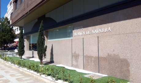 Hotel Blanca de Navarra, jardín de acceso.