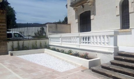 Proyecto de decoración en patio de acceso en Olza